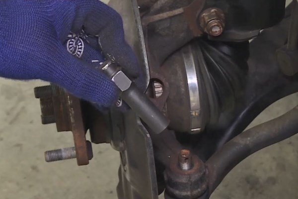 Cambiar un rodamiento de rueda - Use una herramienta especial y martillee desde arriba con cuidado de no dañar las roscas de los tornillos.