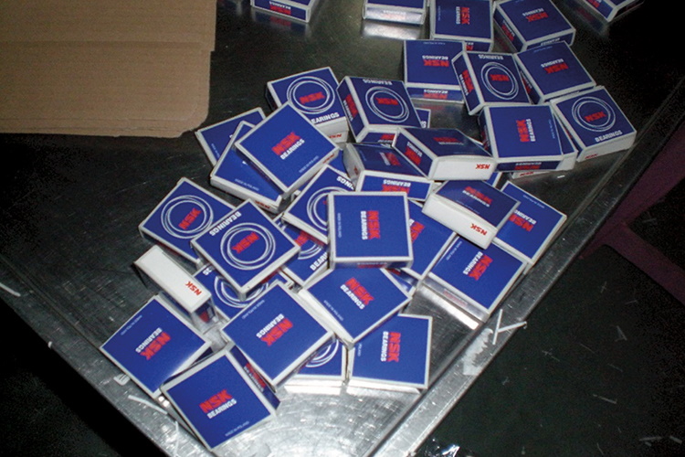 Rodamientos NSK falsos en su embalaje encontrados en las instalaciones de producción de un falsificador