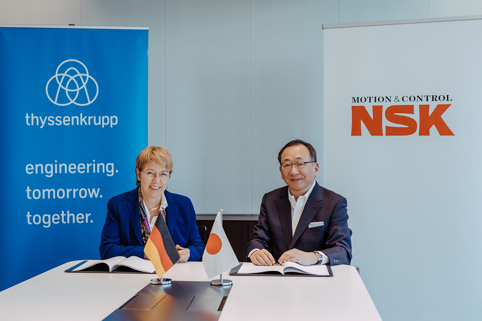 Martina Merz, CEO of thyssenkrupp AG, con Saimon Nogami, Executive Senior Vice President of NSK Ltd 