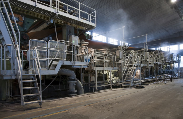 1)	Muchas secciones de la maquinaria del sector de la fabricación de papel trabajan en condiciones de altas temperaturas, lo que presenta desafíos específicos para los rodamientos. Foto: Moreno Soppelsa/Shutterstock