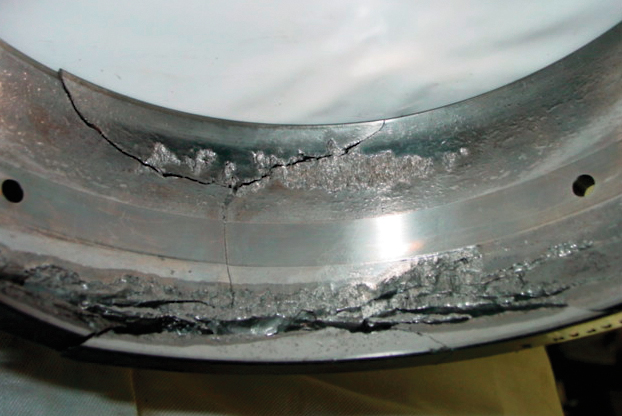 3)	Descamación y rotura en los caminos de rodadura del anillo exterior de un rodamiento de rodillos esféricos