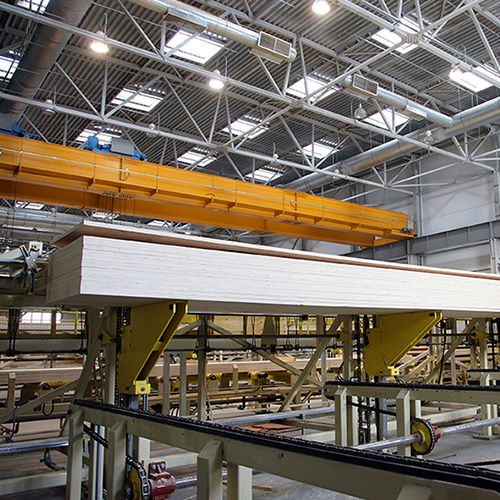Guías lineales NSK de una cinta transportadora en una fábrica de productos de madera 